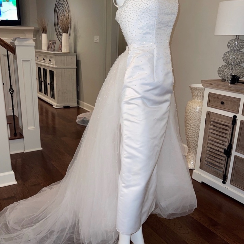Wedding dress - removable train size 4 clean ( fits better for a size 2 )
